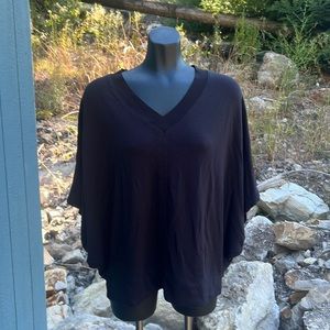 Lou & Grey v-neck short sleeved sweatshirt poncho signaturesoft black